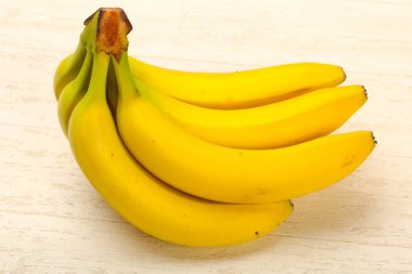 Beyaz masada olgun muz