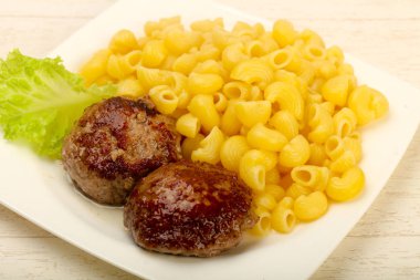 Pirzola ile makarna makarna