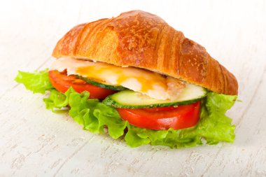 Kruvasan tavuk ve domates ile