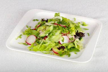 Turp, salatalık ve soğan ile diyet salata