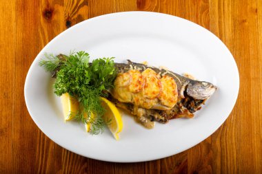 Mantar ve sos ile doldurulmuş alabalık