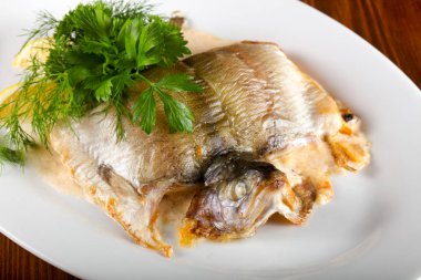 Mantar ve sos ile doldurulmuş alabalık