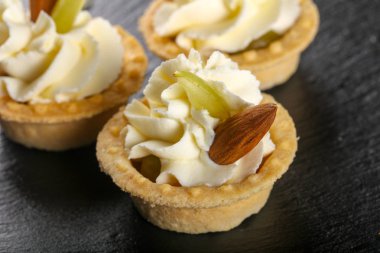 Tartı peynir krem ve badem ile