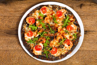 Karides ve roka ile pizza.