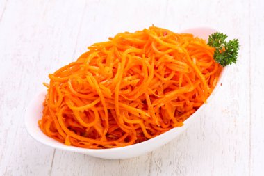 Kabın içinde çekilen havuç yığın