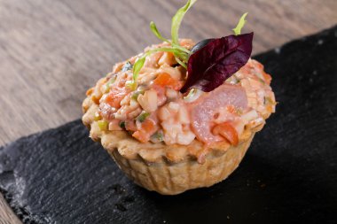 Limon kanepe karides salatası ile servis