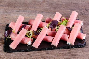 Ham plaka üzerinde peynir rulo dolması