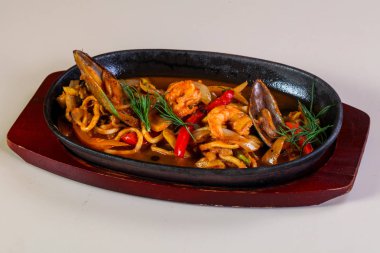 Deniz ürünleri makarna pan sos ile