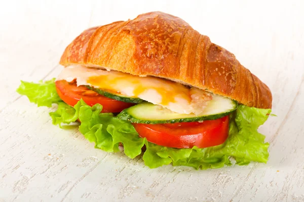 Kruvasan tavuk ve domates ile