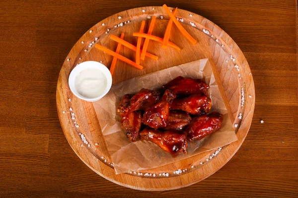 Tavuk kanatları Barbekü sos