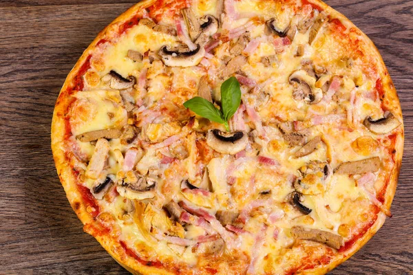 Пицца Ветчиной Грибами Подается Базиликом — стоковое фото