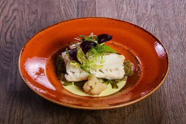 Salata yaprakları ile haşlanmış FITH