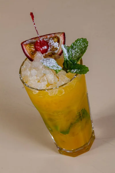 Mojito Mit Passionsfrucht Und Minze — Stockfoto