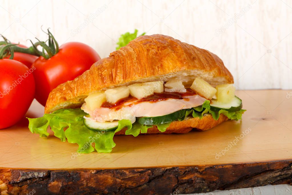 Croissant with chicken and tomato