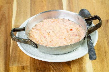 Sahanda yumurta domates ve baharatlar