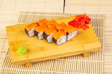 Lezzetli yengeç rulo havyar ile