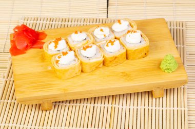 Krem peynir ve havyar ile lezzetli chakin suşi rulo