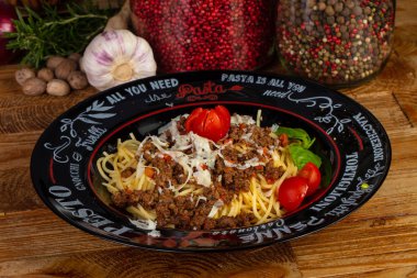 Sebze ile lezzetli bolognese çanak