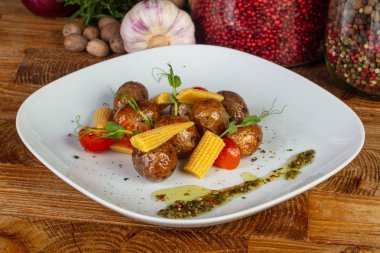 Mısır, domates ve otlar ile lezzetli bebek patates