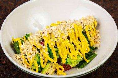 Lezzetli salata sosu, domates, brokoli ve marul