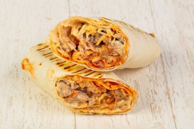İştah açıcı büyük shawarma et, sos ve salata ile