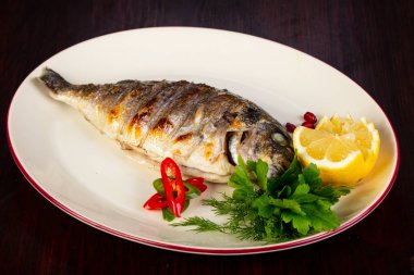 Limon ve otlar ızgara dorada servis