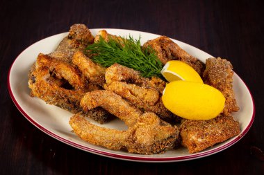 Limon ve dereotu servis kavrulmuş sazan balık