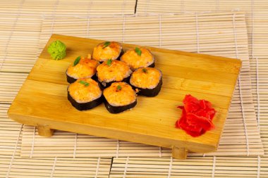 Lezzetli kızarmış somon peynirli rulo