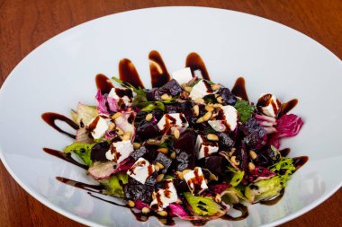 Lezzetli roated pancar salatası peynir ile