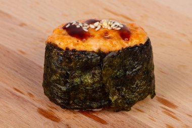 Gunkan suşi ile baharatlı yılan balığı