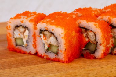 Geleneksel California roll yılan balığı ile