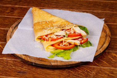 Tavuk ve domates ile gözleme