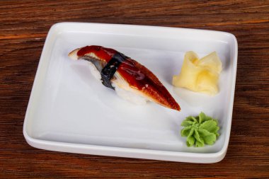 Yılan balığı ile geleneksel Japon Suşi