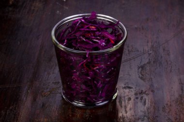 Kırmızı lahana ve havuç salatası