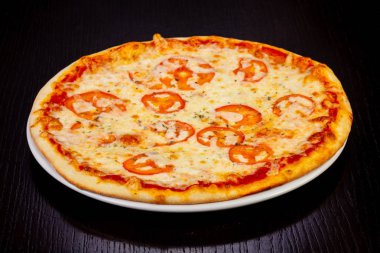 Lezzetli margarita pizza domates ile