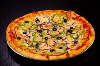 Biber, soğan ve zeytin lezzetli vejetaryen pizza