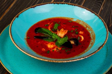 Midye ile deniz ürünleri domates çorbası