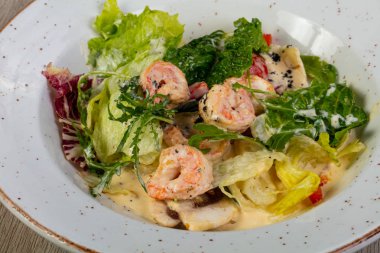 Salata karides ve sos ile