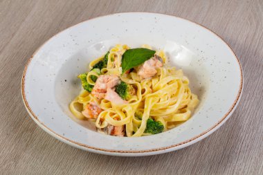 somon ve brokoli ile makarna