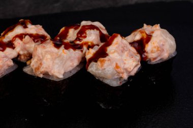 Japon baharatlı suşi ve rulolar