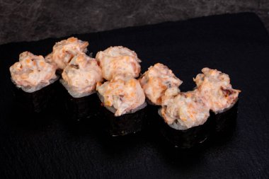 Japon baharatlı suşi ve rulolar