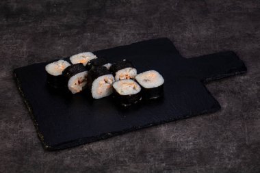 Karides ile Japon geleneksel rulo