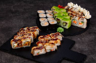 Japon Suşi ile çeşitli madde ayarla