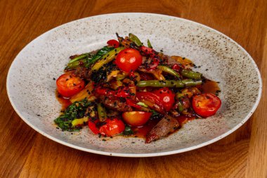 Domates ve otlar ile sığır eti