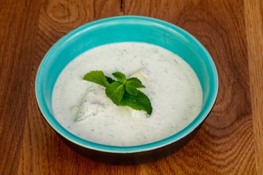 Et ve otlar ile soğuk çorba