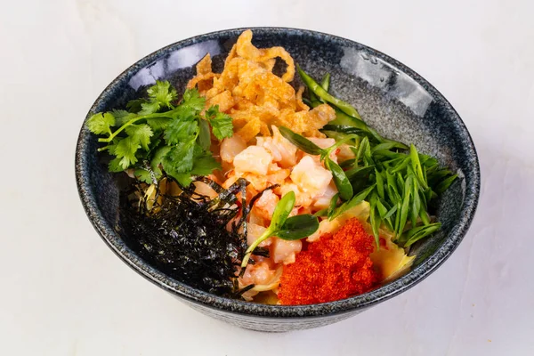 Karides ve yabani pirinç ile poke