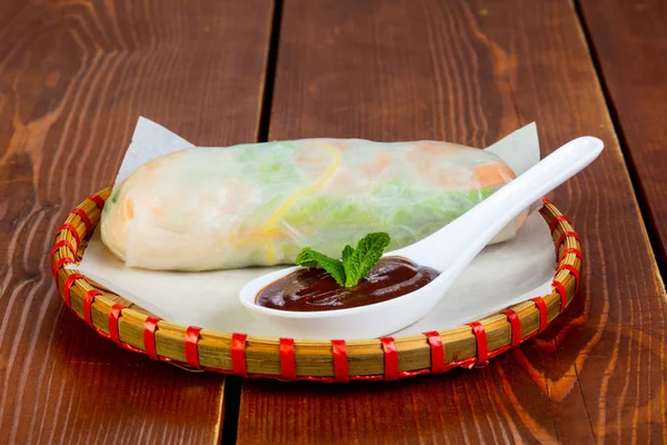 Soğuk bahar rulo karides ve sos ile