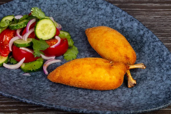 Lezzetli Kiev'in pirzola sebze salatası ile