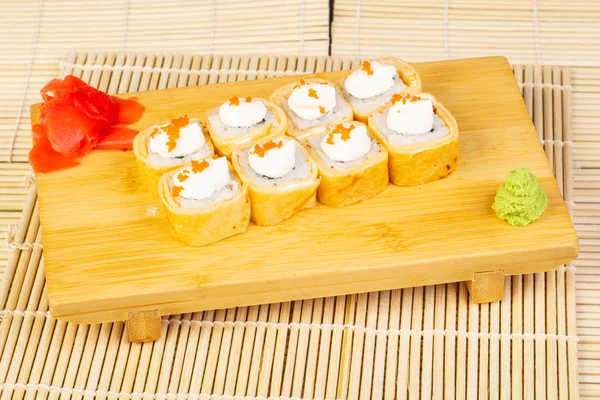 Krem peynir ve havyar ile lezzetli chakin suşi rulo