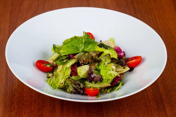 Sabrosa Ensalada Ligera Con Tomates Lechuga — Foto de Stock